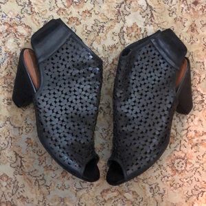 GREAT MOMENTS Size 11 Premier VHeel Floral Leather Laser Cut-Out Design Velcro